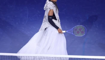 Naomi Osaka rend hommage à Allen Iverson avec une tenue inspirée du basket à l&rsquo;US Open