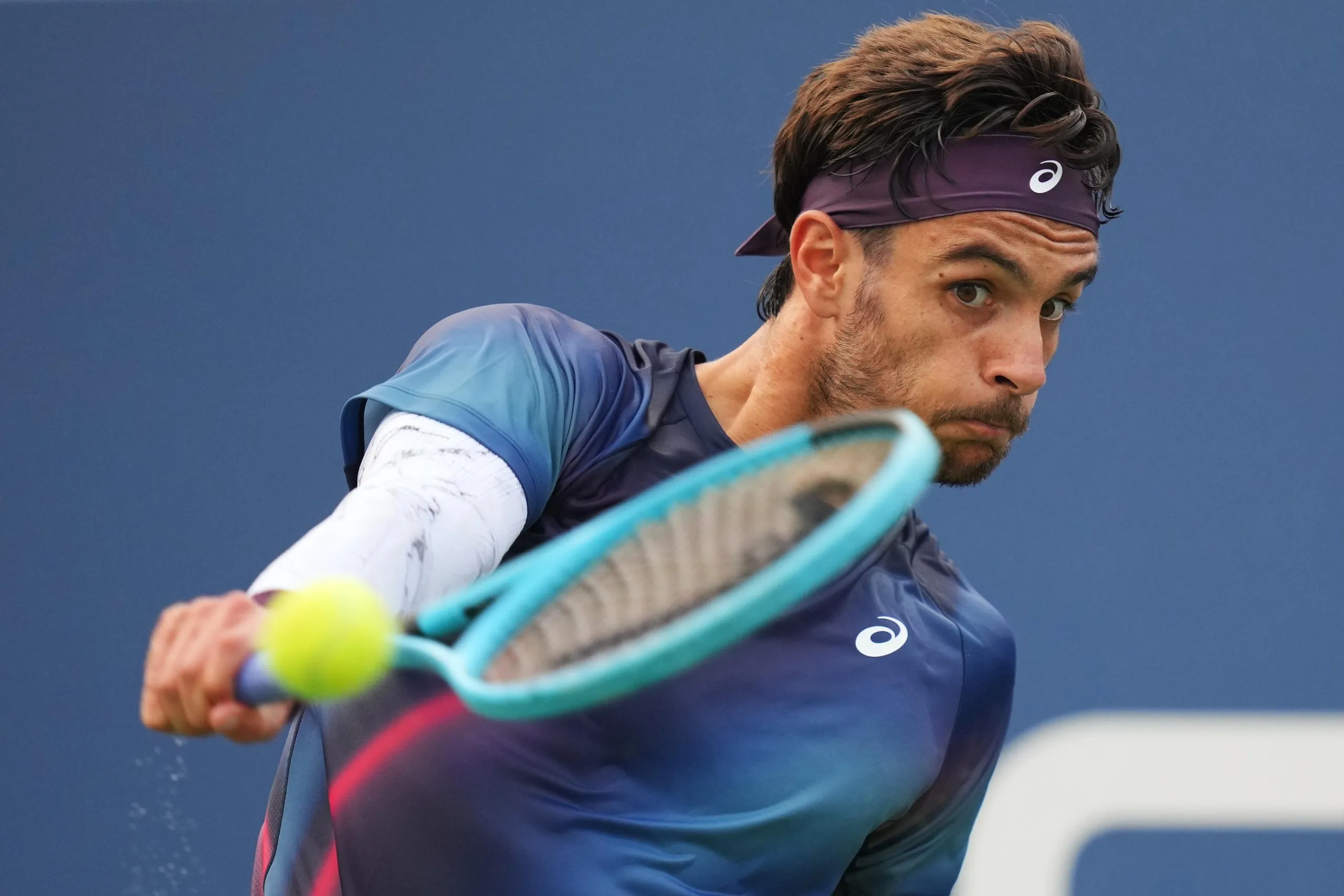 Lorenzo Musetti slaps a backhand return to Arthur Fery.