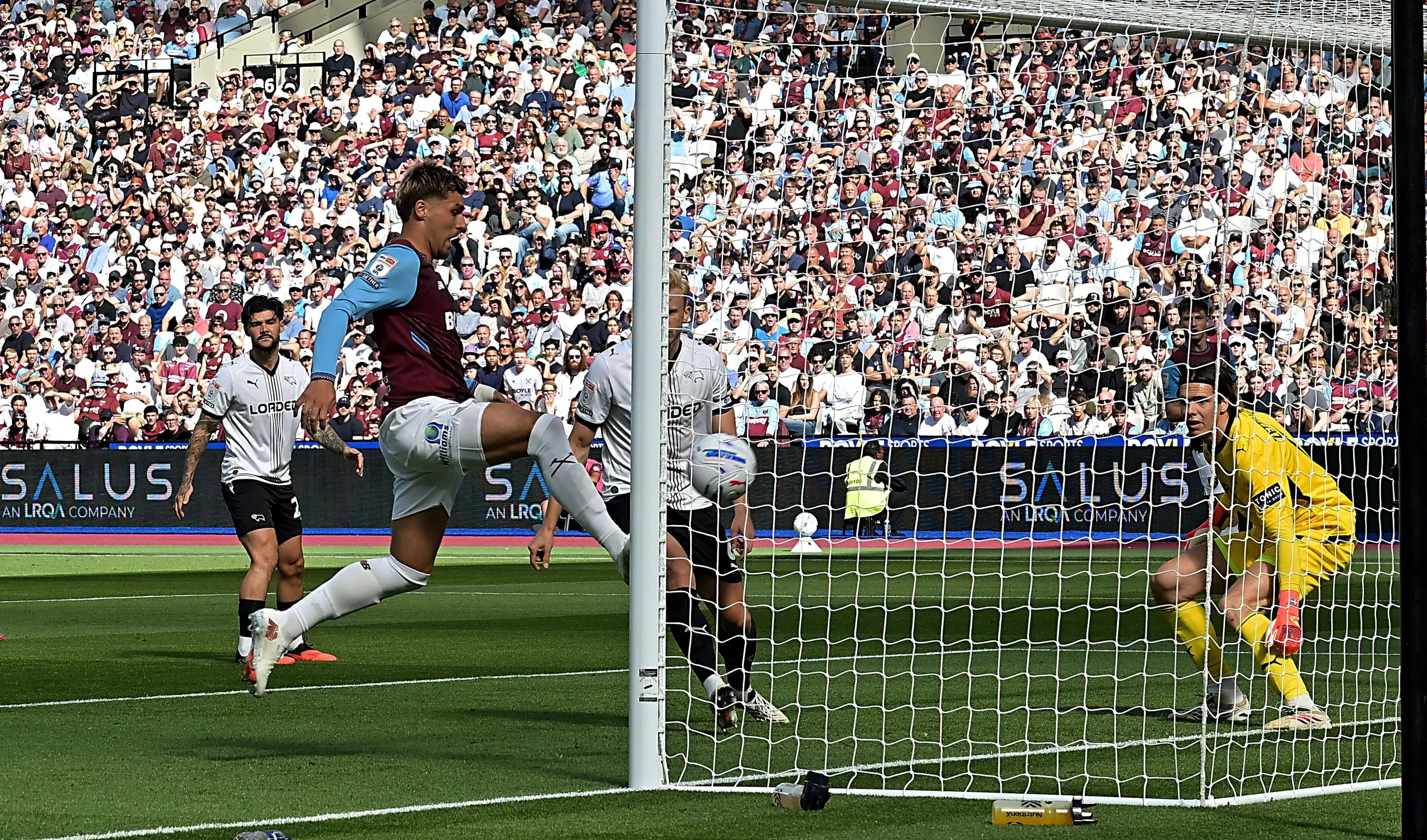 Joel Piroe scores for West Ham