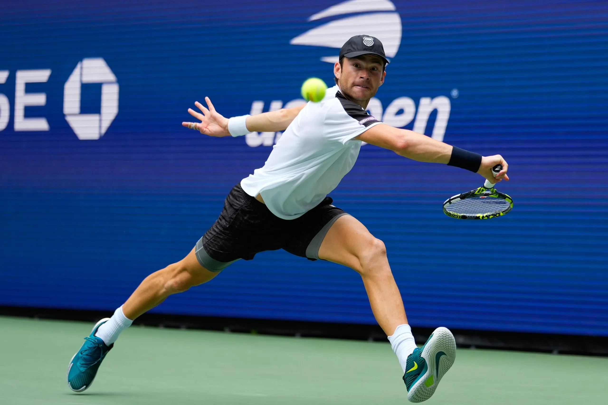Sebastian Gorzny returns the ball to Daniil Medvedev.
