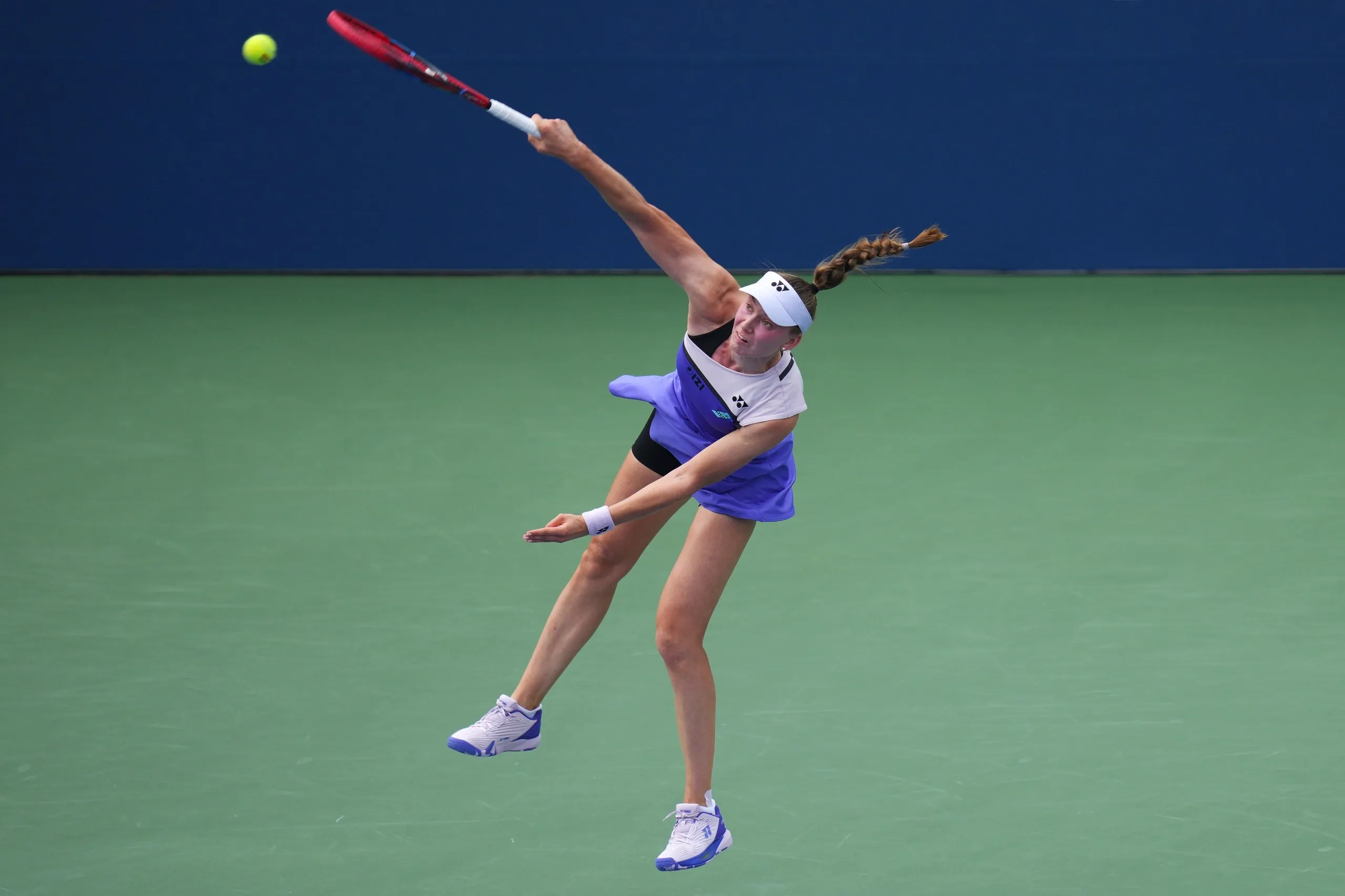 Elena Rybakina serves the ball to Thea Frodin.