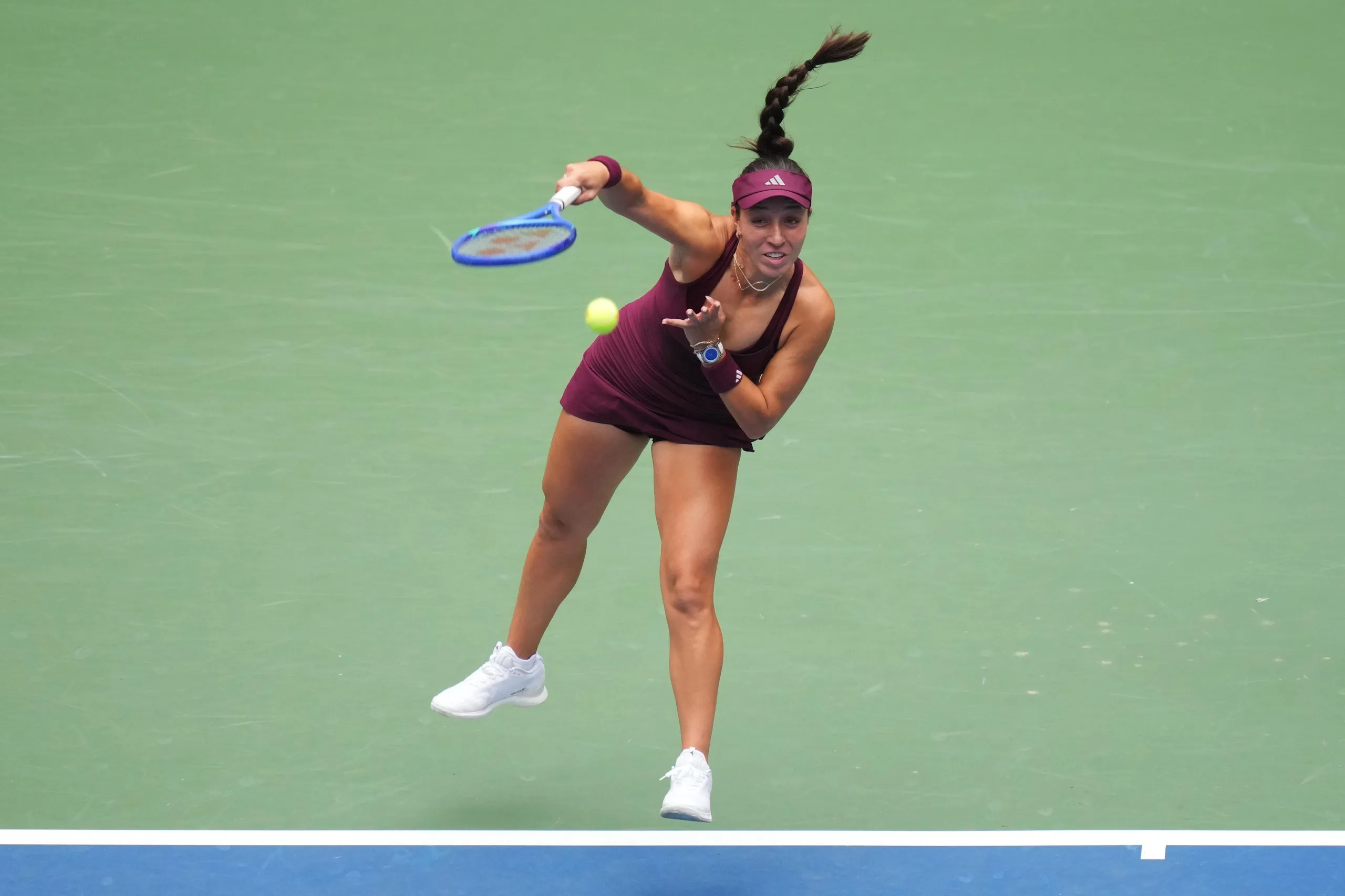 Jessica Pegula serves the ball to Sofia Kenin.