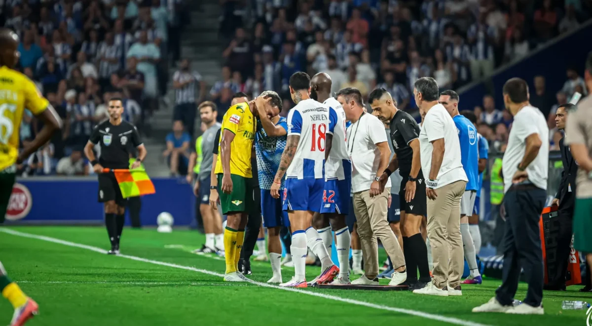 Guilherme-Liberato-e-Jogadores-FC-Porto.jpeg Guilherme Liberato deixa mensagem a Victor Froholdt: «Queria pedir desculpa de coração»