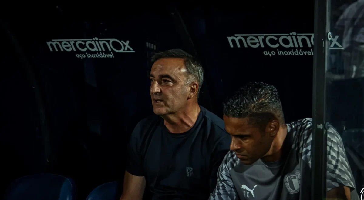 image00008-1.jpeg Carlos Carvalhal responde ao : «Em vez de andarmos a fazer marcações HxH, andamos a fazer o bloco oscilar para o lado da bola»