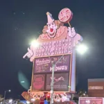 Le sort de Lucky le Clown : rénovation ou destruction pour le panneau Circus Circus ?