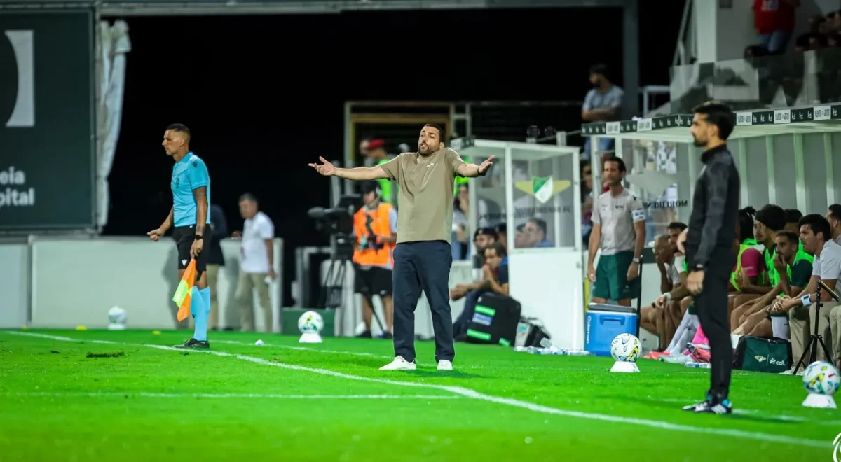 Vasco-Botelho-da-Costa-Moreirense.jpg Vasco Botelho da Costa responde ao : «Optámos por deixar um médio baixo para ajudar a controlar entre-linhas»