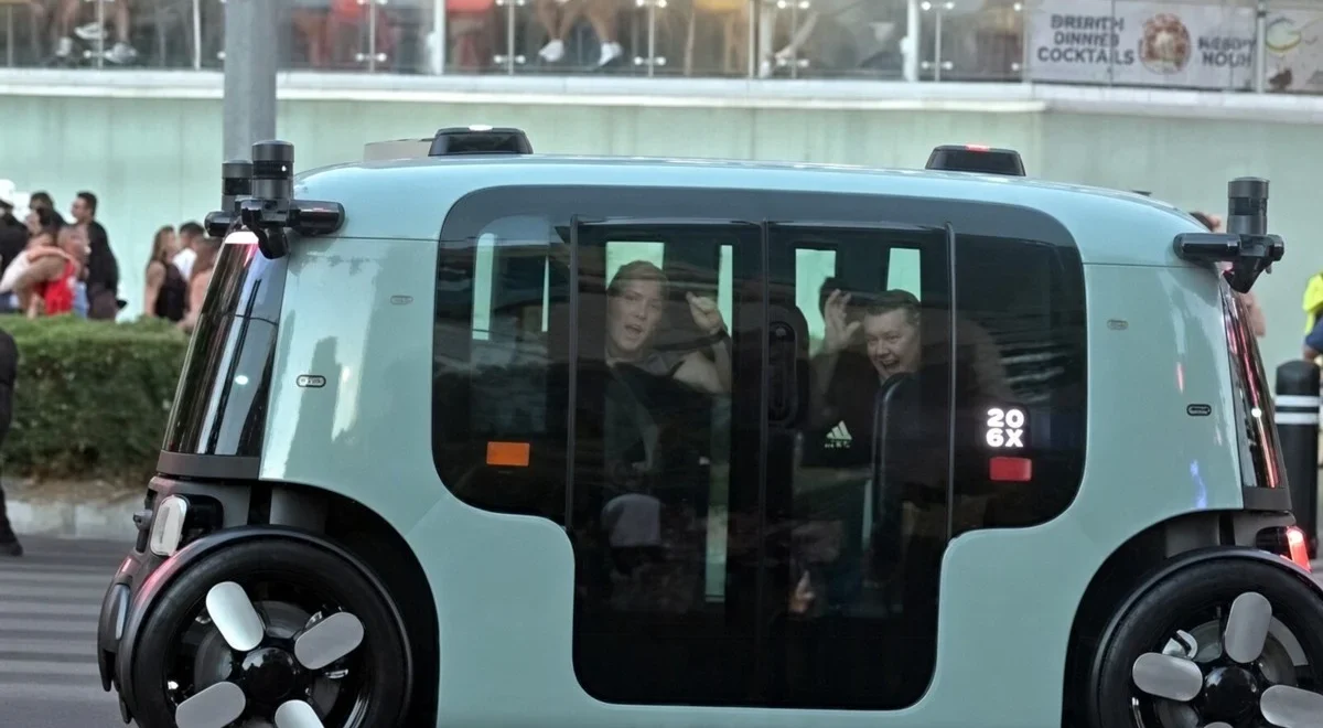 zoox-stuck-1.webp GAD ZOOKS! Robotaxis Screw Up in Las Vegas